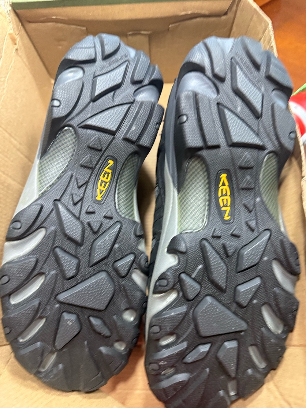 Keen Men's Black Outdoor Sandals with Orange Insoles - Picture 7 of 10